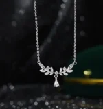 ByQueen | Ασημένιο κολιέ 925 Crystal Laurel με κρεμαστό ζιργκόν σε σκούρο φόντο