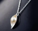 ByQueen | Κοντινή όψη ασημένιου κολιέ Pearl Leaf με λευκή πέρλα