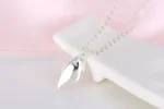 ByQueen | Πίσω όψη ασημένιου κολιέ 925 Lumière Pearl Leaf