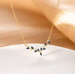 ByQueen | Ασημένιο κολιέ 925 Sapphire Leaves σε χρυσή απόχρωση με μπλε ζιργκόν