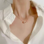 ByQueen | Rose Gold ασημένιο κολιέ 925 με αλληλένδετους κύκλους φορεμένο