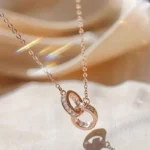 ByQueen | Κολιέ Eternal Love Rose Gold με αλληλένδετους κύκλους και λευκά ζιργκόν